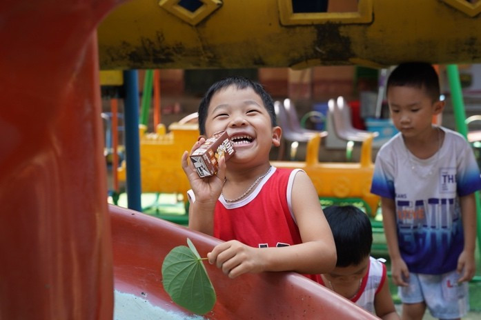 Khi nắng lên sau bão, nụ cười trong veo của trẻ thơ chính là điều khiến ta tin rằng mọi khó khăn rồi cũng qua và hành trình mới lại bắt đầu. Ảnh: Tịnh Không image022.jpg