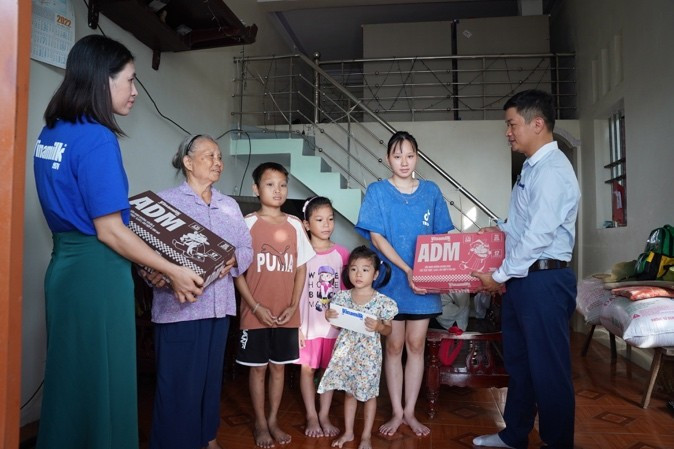 Đoàn Vinamilk trao tặng sản phẩm dinh dưỡng, thăm hỏi động viên người dân ở xã Hoằng Hóa, tỉnh Thanh Hóa. Ảnh: Tịnh Không image014.jpg