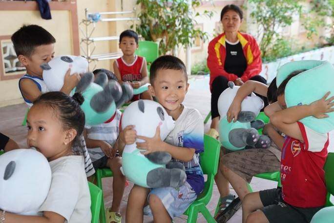 Nỗi sợ những ngày lũ dâng chưa tan, nhưng nụ cười đã hé lại khi các em được các cô chú Vinamilk đến tặng sữa, tặng quà. Ảnh: Tịnh Không image007.jpg