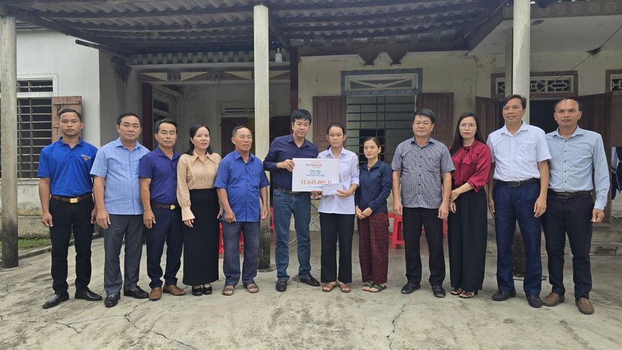 Đại diện Báo GD&TĐ cùng chính quyền địa phương trao quà bạn đọc đến em Dương Thúy Kiều. 593786321219467419.jpg