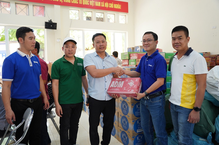 Đại diện Vinamilk - ông Tạ Xuân Tuấn, Giám đốc kinh doanh Miền Bắc trao tặng sản phẩm dinh dưỡng cho xã Văn Hán, tỉnh Thái Nguyên. Ảnh: Tịnh Không image016.jpg