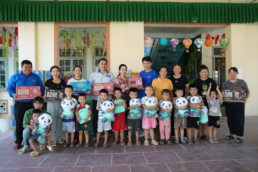 Cô trò Trường mầm non Nhật Tiến nhận quà từ Vinamilk. Ảnh: Tịnh Không image005.jpg