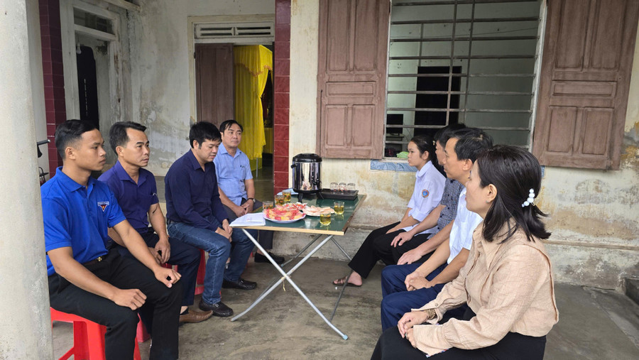 Đại diện Báo GD&TĐ cùng chính quyền địa phương thăm hỏi, động viên em Dương Thúy Kiều. tq1.jpg