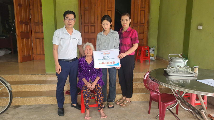 Báo GD&TĐ cùng đại diện chính quyền địa phương trao quà bạn đọc tới hoàn cảnh chị em Như Quỳnh và Hoài Thương. 20c8716369b9e4e7bda8.jpg