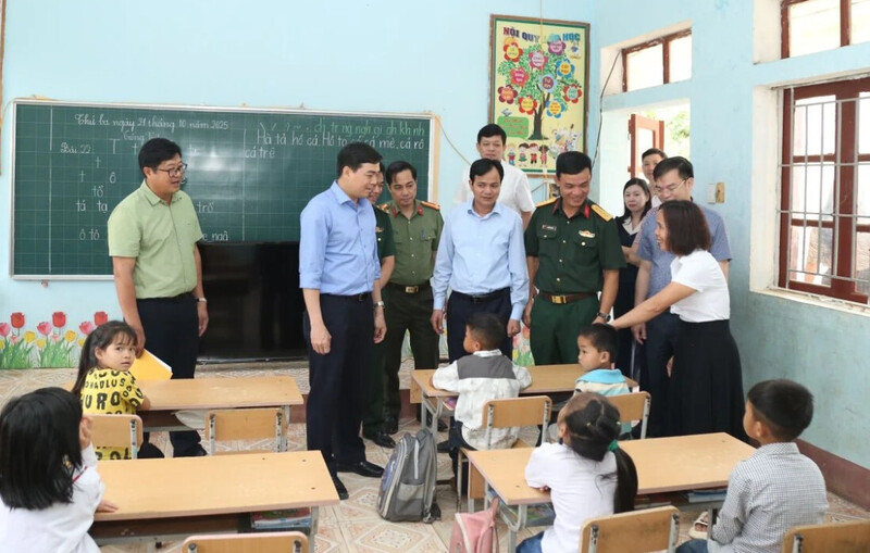 Đoàn công tác thăm hỏi và động viên giáo viên, học sinh điểm trường Cha Lung, - Tiểu học Tam Thanh. Ảnh: Lê Hợi