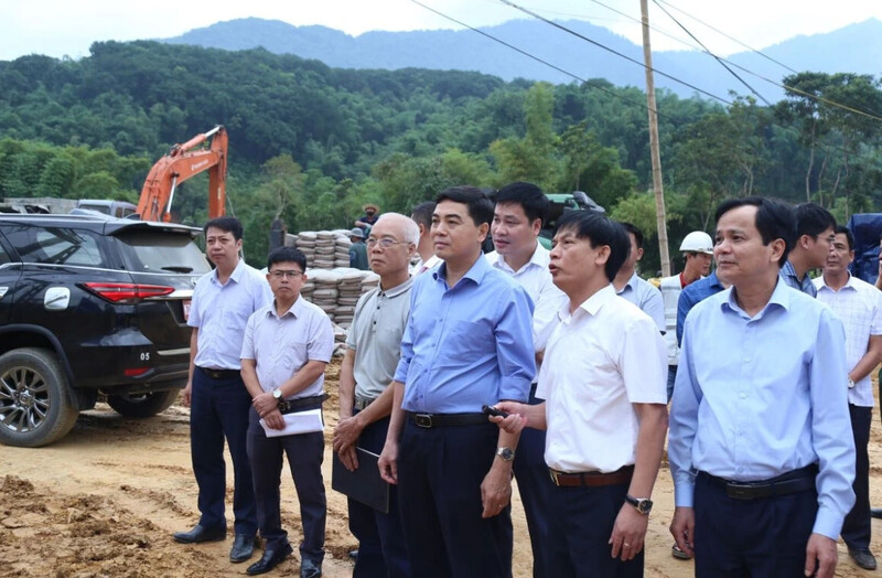 Đoàn công tác tỉnh Thanh Hóa kiểm tra dự án tại bản Muỗng, xã Trung Hạ. Ảnh: Lê Hợi