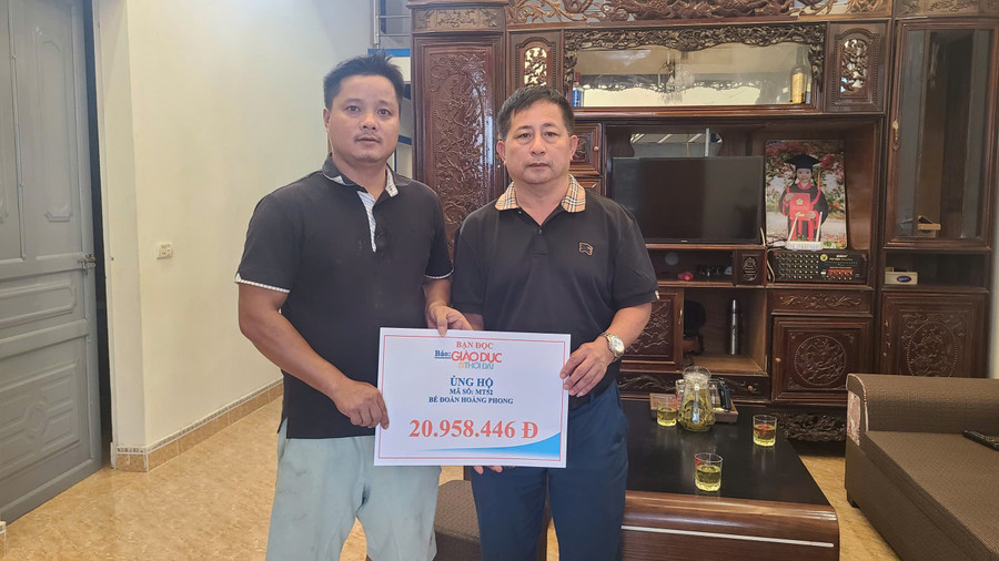 Gần 21 triệu đồng được trao tới hoàn cảnh bé Đoàn Hoàng Phong. f7410d9a1540981ec151.jpg