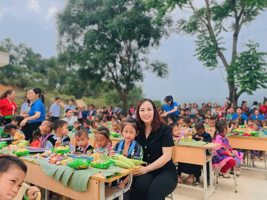 Bà Đặng Thị Ngọc Hà - Trưởng phòng Văn hóa - Xã hội xã Thanh Nưa chụp ảnh cùng học sinh vùng cao bản Nậm Ty.