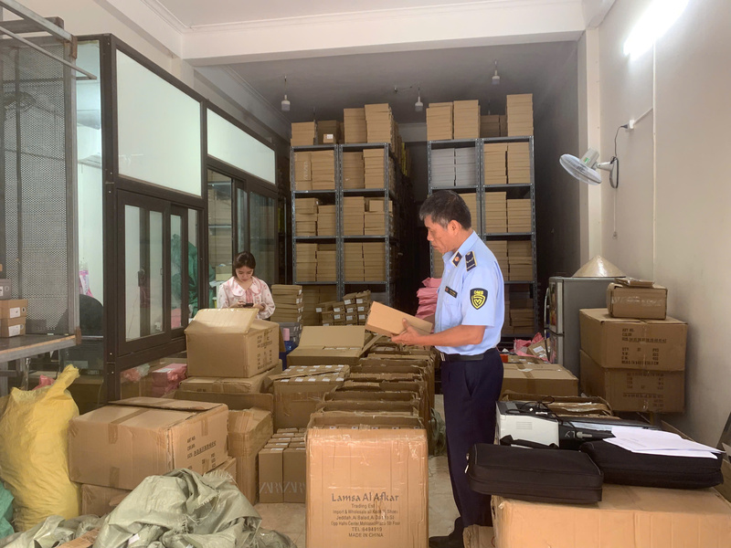 Đội Quản lý thị trường số 1 kiểm tra cơ sở kinh doanh của ông Phan Huy Dũng. Ảnh: QLTTHN