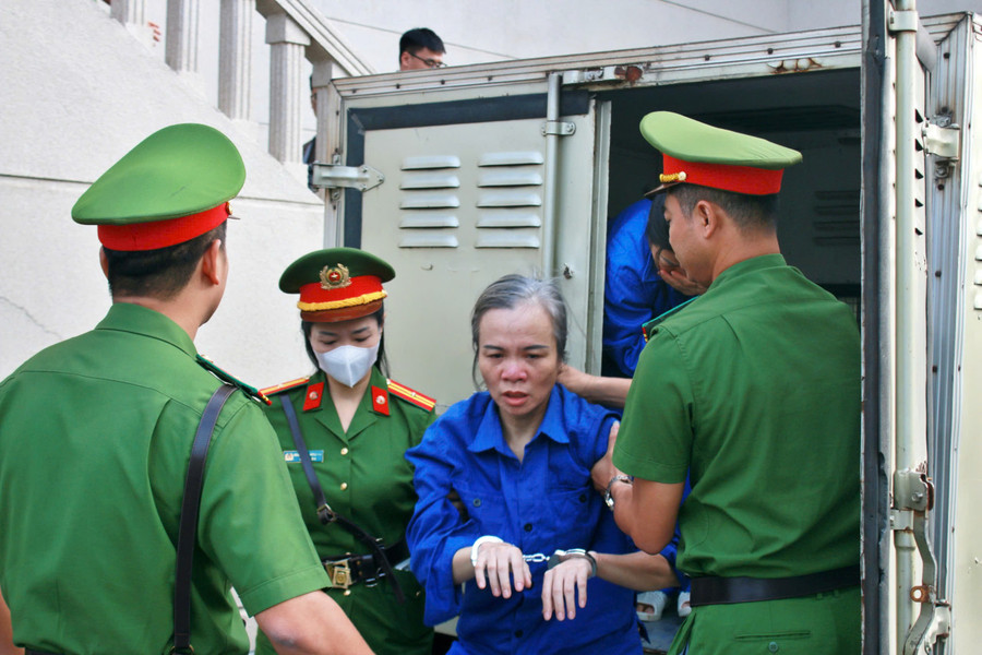 Bị cáo được dẫn giải tới hầu tòa sáng 28/10. anh-nen.jpg