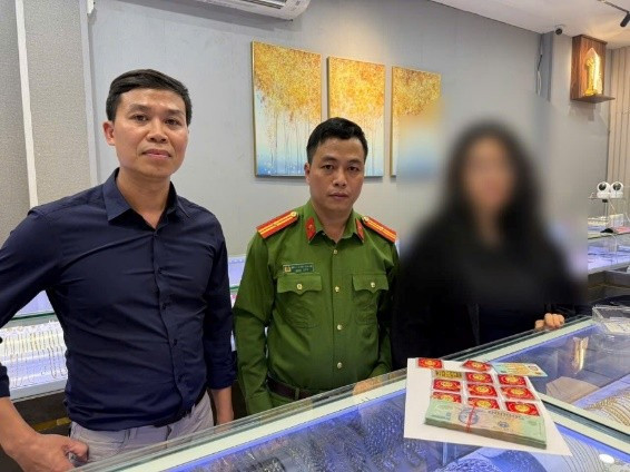 Nạn nhân chị V.A tại cơ quan công an.(Ảnh: CAHN).