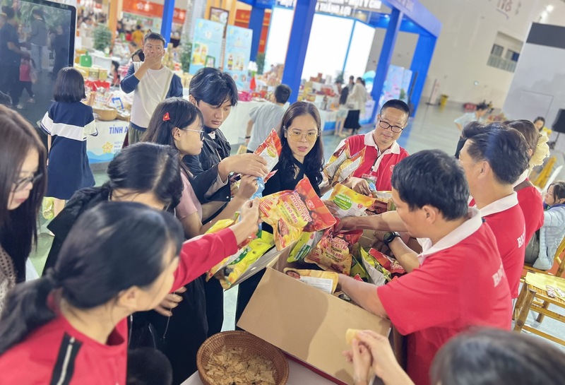 Gian hàng của Công ty CP Thực phẩm Bích Chi tại Hội chợ Mùa Thu lần thứ nhất - 2025 luôn trong tình trạng đông kín khách