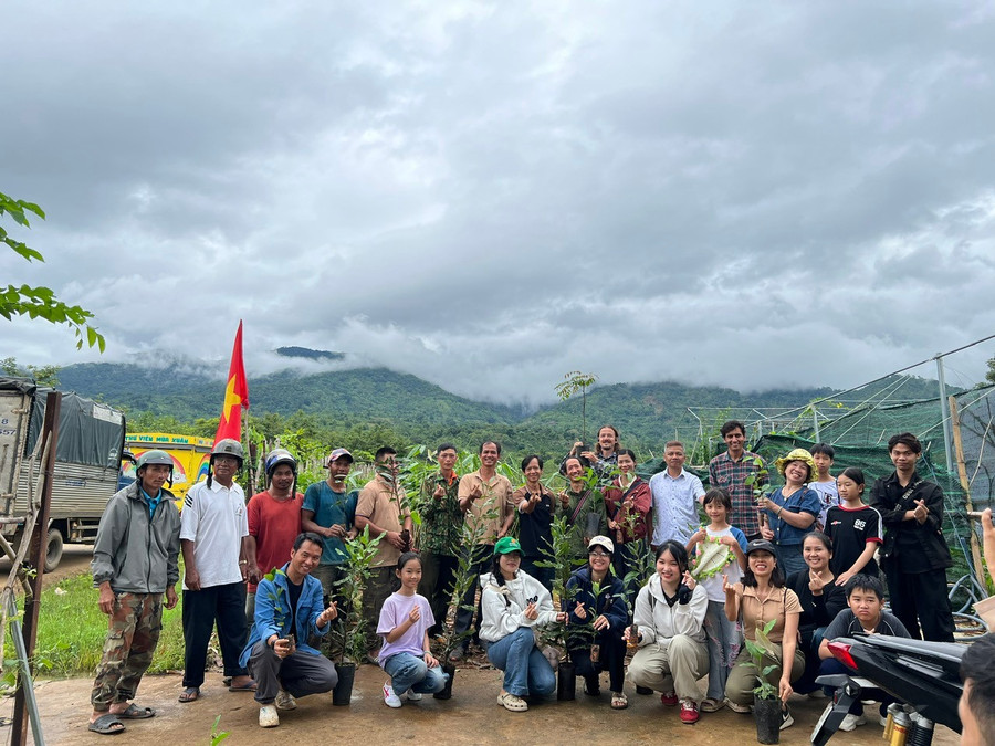 Người dân các xã thuộc huyện Lắk (cũ) tỉnh Đắk Lắk tham gia dự án phục hồi rừng và cải thiện sinh kế. (Ảnh: T.B)