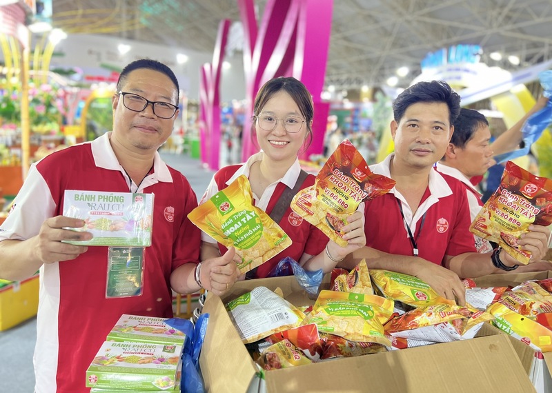 Các dòng sản phẩm của công ty sử dụng nguyên liệu từ địa phương góp phần tạo sinh kế bền vững cho người dân