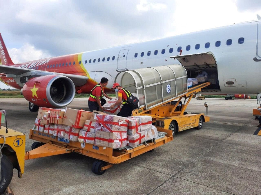 Vietjet đã triển khai chương trình vận chuyển miễn phí toàn bộ hàng hóa, nhu yếu phẩm cứu trợ đến người dân vùng bão lũ.