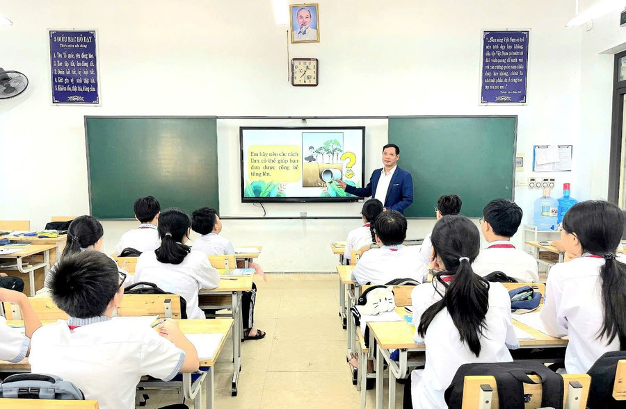 Thầy giáo Lê Hữu Việt trong giờ lên lớp.