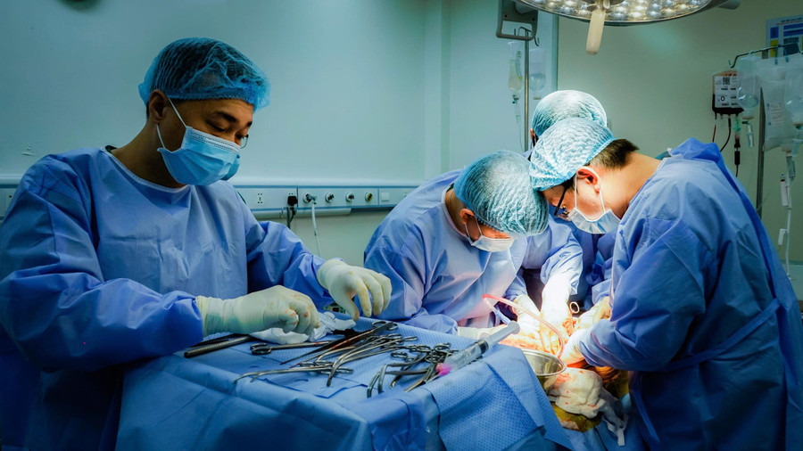 Ekip thực hiện ca phẫu thuật. z7195130572378-dc68e045ae94501045089d90edc4f1dc.jpg