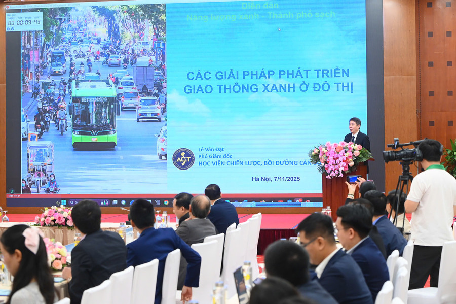 Ông Lê Văn Đạt, Phó Giám đốc Học viện Chiến lược, Bồi dưỡng cán bộ xây dựng (Bộ Xây dựng) phát biểu. xanh-4.jpg