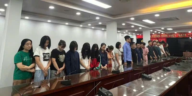 Các bị cáo trong vụ án tại cơ quan công an. z7195223625472-015f5a8490413d731eb6e263ceb52882.jpg