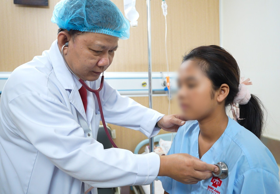 Bác sĩ thăm khám cho bệnh nhân sau phẫu thuật.