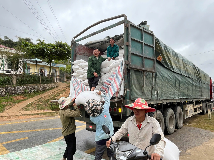 Nhân dân vùng cao tiếp nhận gạo hỗ trợ từ nguồn dự trữ quốc gia.