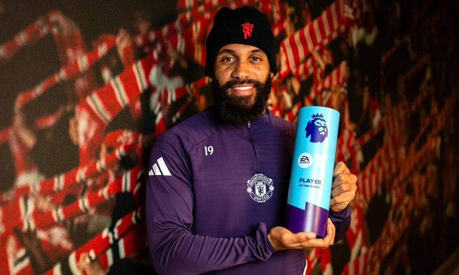Mbeumo nhận giải thưởng hay nhất tháng 10 ở Ngoại hạng Anh hôm 7/11. armorinh2.jpg
