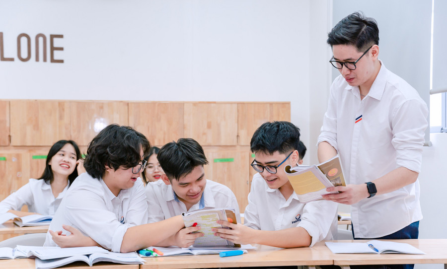 Thầy Nguyễn Trọng Trường và học sinh Trường THCS-THPT Phenikaa trong giờ Ngữ văn. Ảnh: NTCC.