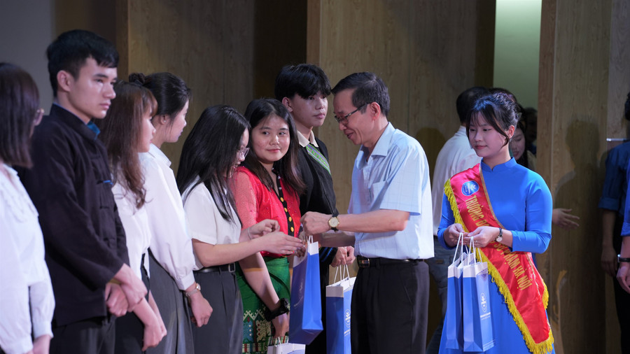 Trao học bổng cho 16 sinh viên người dân tộc theo học tại Trường Đại học Sư phạm Hà Nội. Ảnh: NTCC
