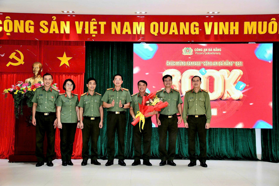 Đại tá Nguyễn Đại Đồng - Phó Giám đốc Công an Đà Nẵng tặng hoa chúc mừng lãnh đạo Phòng An ninh Chính trị nội bộ. img-20251112-174535.jpg