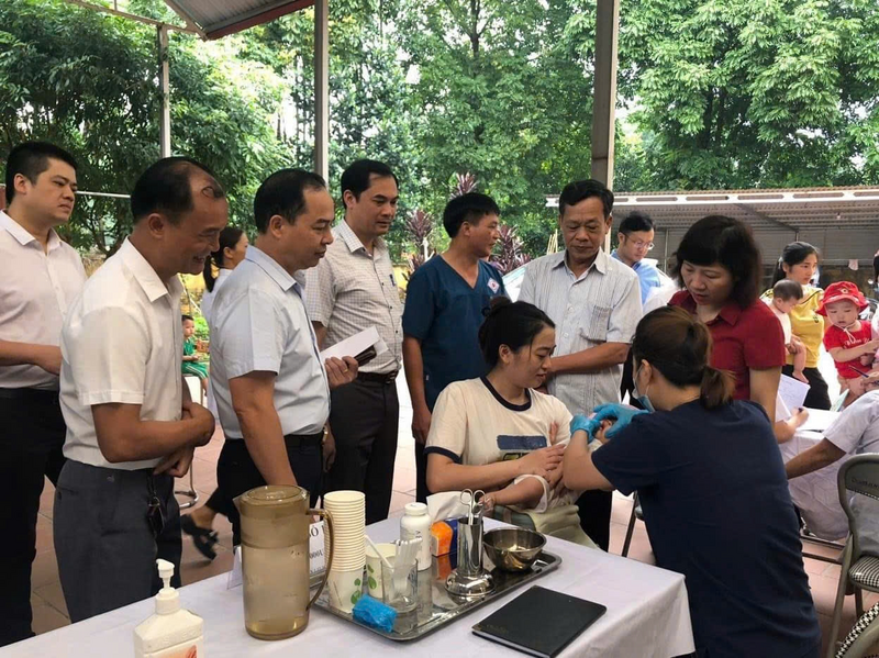 Đoàn công tác ngành Y tế Thái Nguyên kiểm tra, động viên người dân tham gia tiêm chủng và khám sàng lọc tại trạm y tế tuyến xã