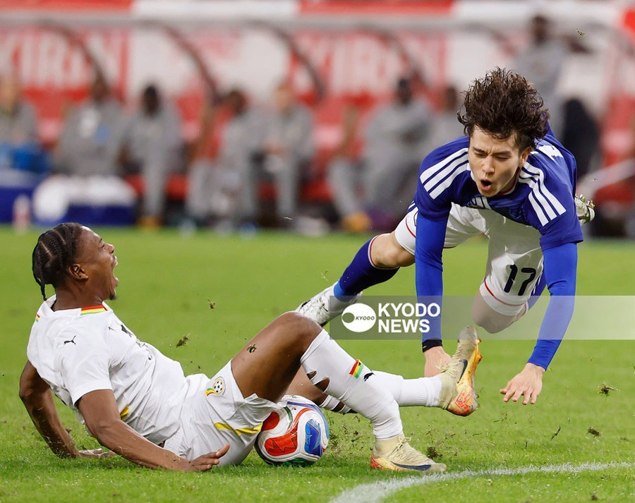 Cú sút của Ao Tanaka khiến chân đồng nghiệp Abu Francis (áo trắng) biến dạng trong trận giao hữu Nhật Bản thắng Ghana 2-0 ở sân Toyota, Nhật Bản ngày 14/11/2025 nhat-ban.jpg