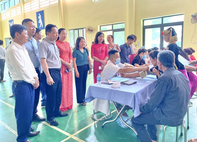 Cán bộ y tế tư vấn sức khỏe, khám sàng lọc bệnh thường gặp cho người dân vùng dân tộc thiểu số ở Thái Nguyên