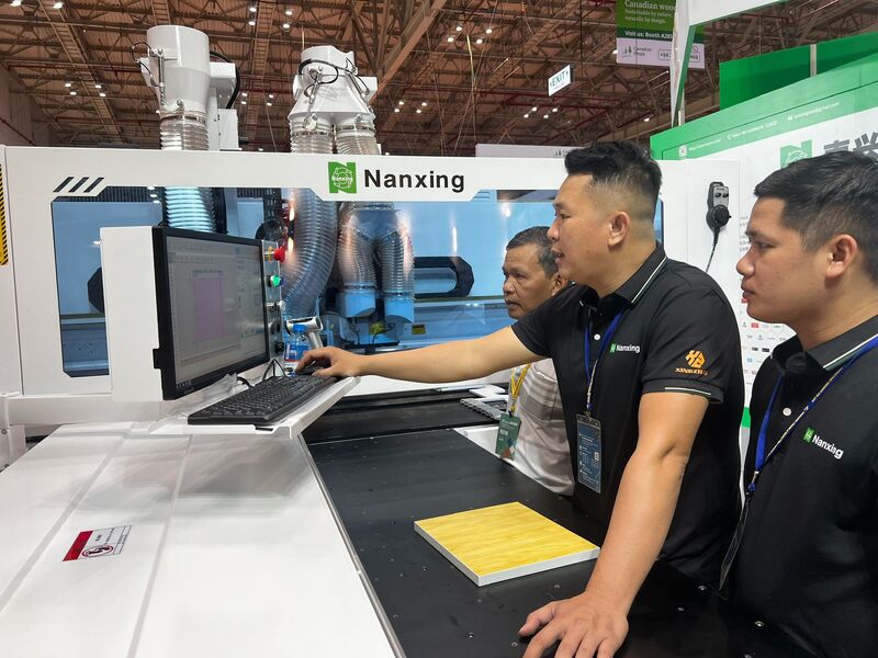 Máy móc, công nghệ mới trại triển lãm VietnamWood 2025. Ảnh Phương Hoa