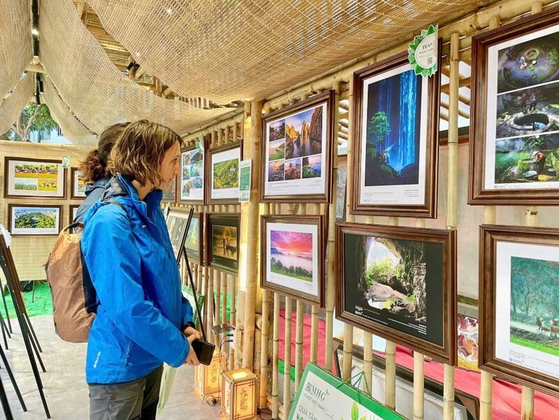 Tranh Nano của Maihoa Group thu hút du khách.