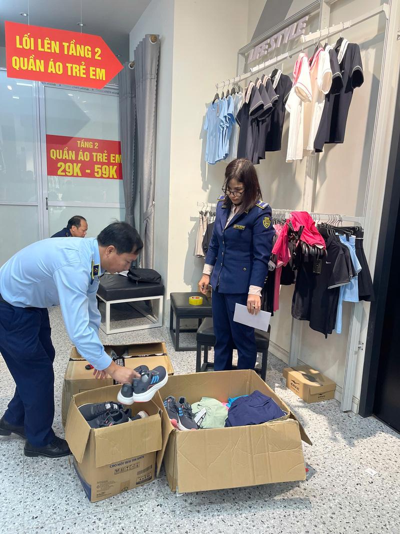 Lực lượng Quản lý thị trường Phú Thọ kiểm tra phát hiện cơ sở kinh hàng hóa giả mạo thương Adidas và NIKE. Ảnh: Quản lý thị trường Phú Thọ