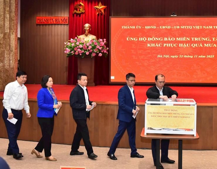 Cán bộ và nhân dân Thủ đô ủng hộ đồng bào miền Trung, Tây Nguyên khắc phục hậu quả mưa lũ- Ảnh 3.