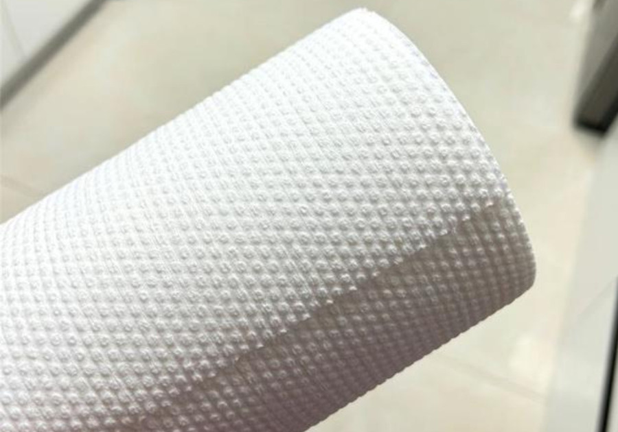 So với giấy lau thông thường, loại sạch hơn chính là giấy ăn trong bếp. (Ảnh: ITN) 2-so-voi-giay.jpg