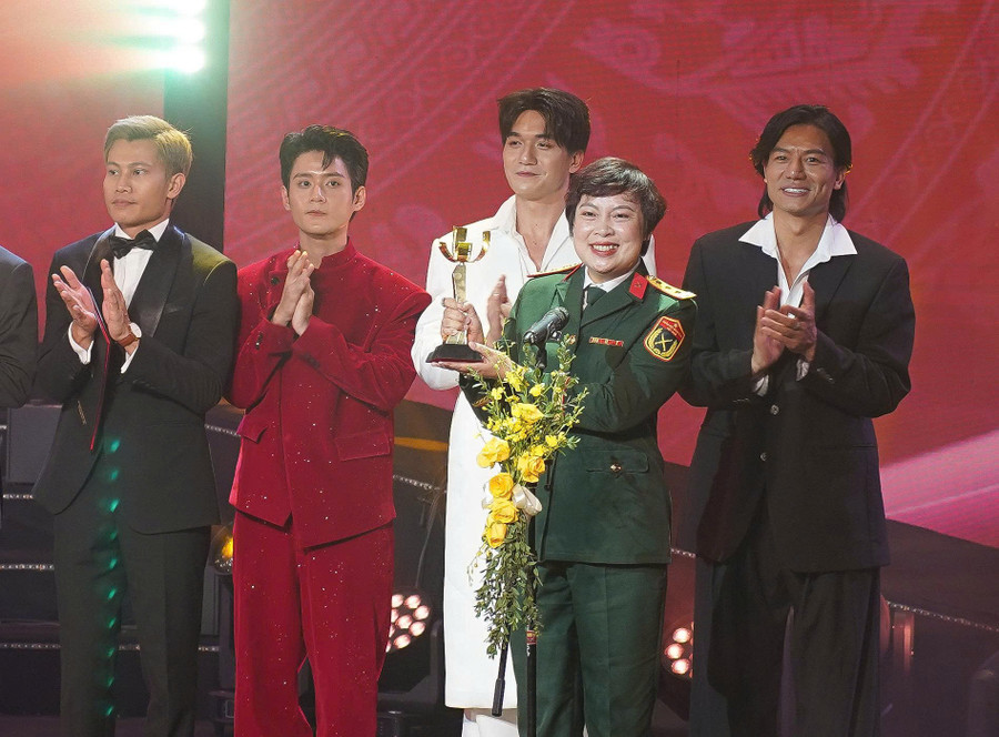 Phim “Mưa đỏ” của đạo diễn Đặng Thái Huyền nhận giải Bông sen vàng. Ảnh: LHPVN 24.