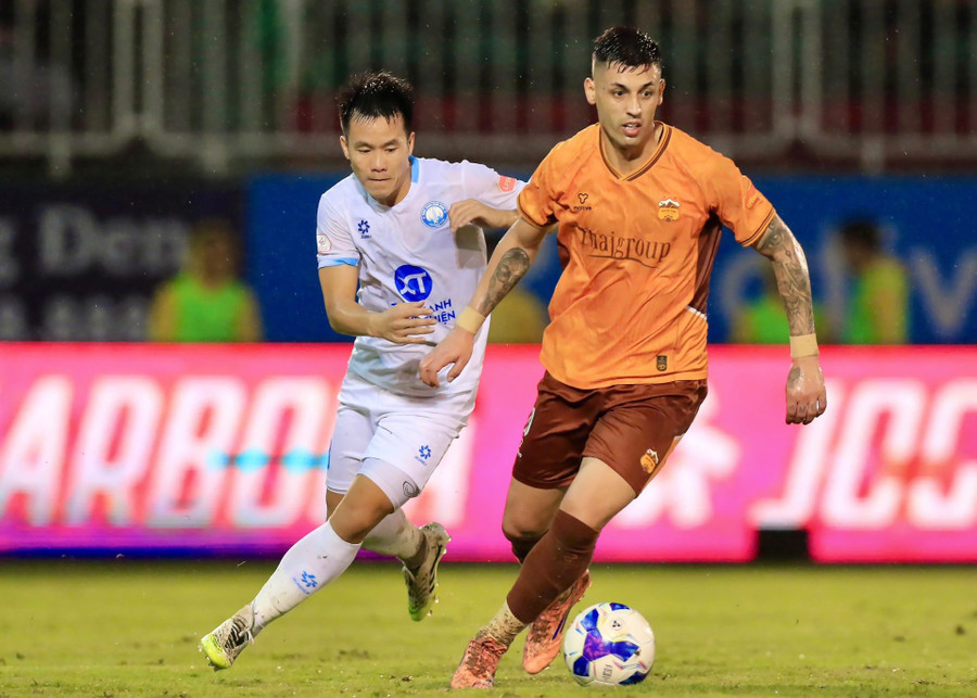 Nam Định (bên trái) trong trận hòa Hoàng Anh Gia Lai, vòng 9 V-League 2024 - 2025. Ảnh: VPF