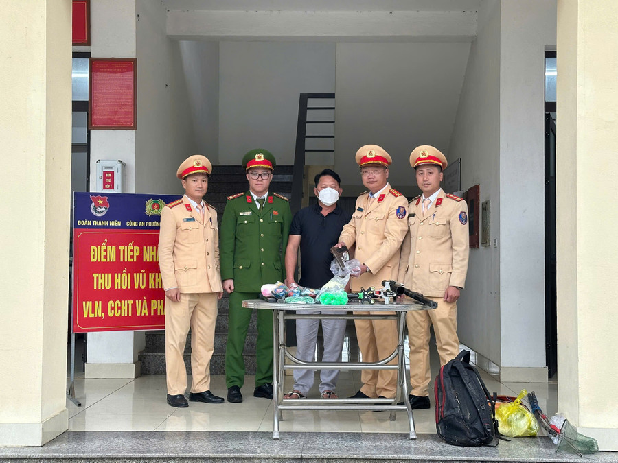 Với cách làm mềm dẻo nhưng quyết liệt, Tổ CSGT khu vực thị xã Kỳ Anh (cũ) đã tiếp nhận được nhiều vũ khí, vật liệu nổ từ người dân trên địa bàn. csgt.jpg