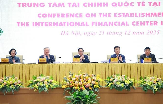 Thủ tướng Phạm Minh Chính và các Phó Thủ tướng chủ trì Hội nghị công bố thành lập Trung tâm Tài chính quốc tế tại Việt Nam. Ảnh: Dương Giang/TTXVN thu-tuong-8.jpg