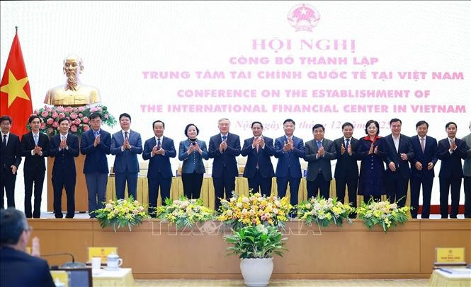 Thủ tướng Phạm Minh Chính và các thành viên Hội đồng điều hành Trung tâm Tài chính quốc tế và Cơ quan điều hành Trung tâm Tài chính quốc tế tại TP Hồ Chí Minh và Thành phố Đà Nẵng. Ảnh: Dương Giang/TTXVN thu-tuong-6.jpg