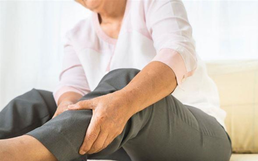 Để bảo vệ khớp và tránh nguy cơ viêm khớp, ngoài việc điều chỉnh kịp thời các tư thế xấu, còn cần chú ý đến thói quen vận động, chế độ ăn uống và nghỉ ngơi hàng ngày. (Ảnh: ITN) 2-de-bao-ve-khop.jpg