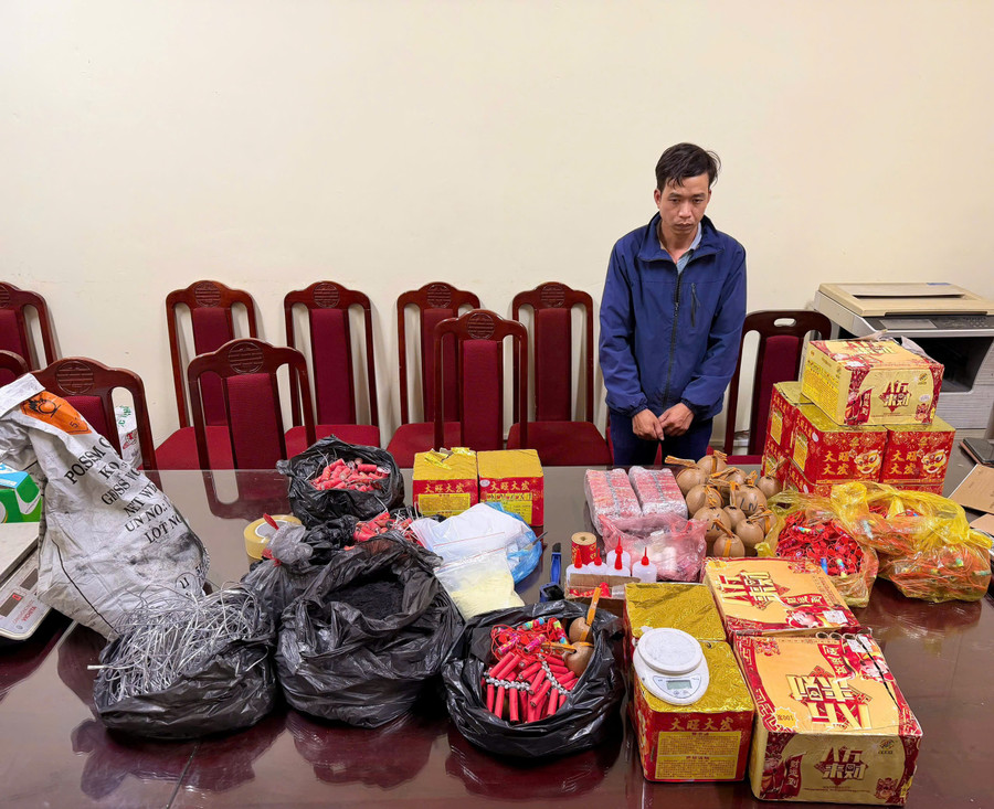 Vũ Quang Phúc sản xuất, vận chuyển pháo nổ trái phép.