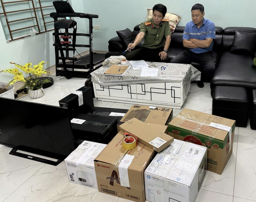 co-quan-cong-an-tien-hanh-kham-xet-thu-giu-vat-chung.jpg