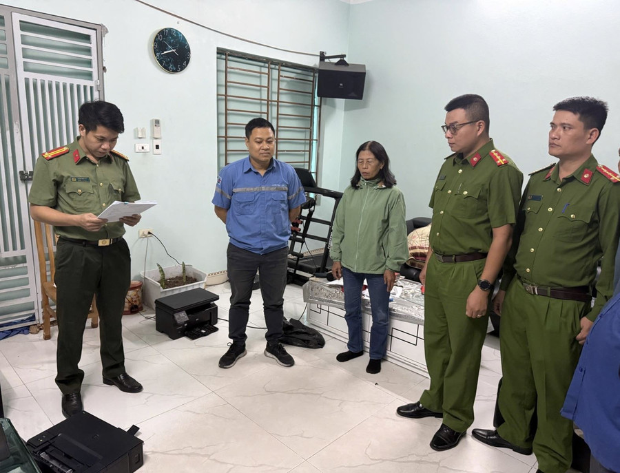 Cơ quan An ninh điều tra Công an Hưng Yên tống đạt quyết định khởi tố. Ảnh: Công an tỉnh Hưng Yên.