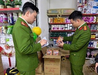 Phòng Cảnh sát quản lý hành chính về trật tự xã hội kiểm tra cơ sở vi phạm.