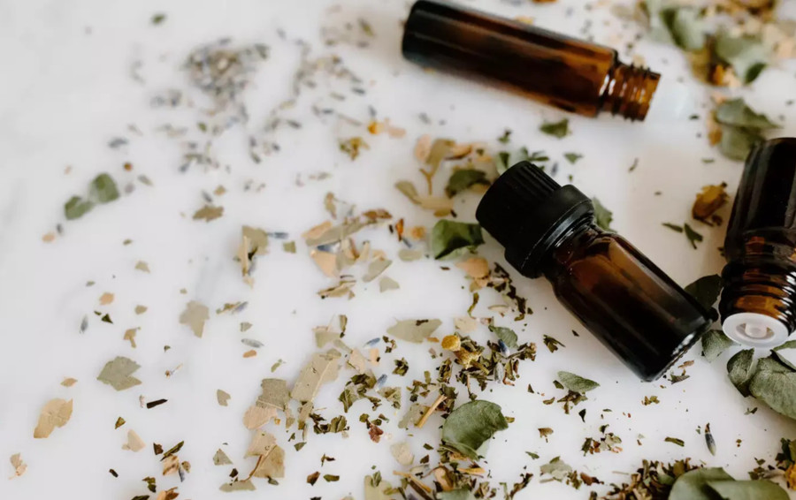 Khi ở trong nhà, mọi người thường quen dùng mùi hương nhân tạo, và việc mùi hương kéo dài quá lâu là dấu hiệu nguy hiểm. (Ảnh: ITN) 2-khi-o-trong-nha.jpg