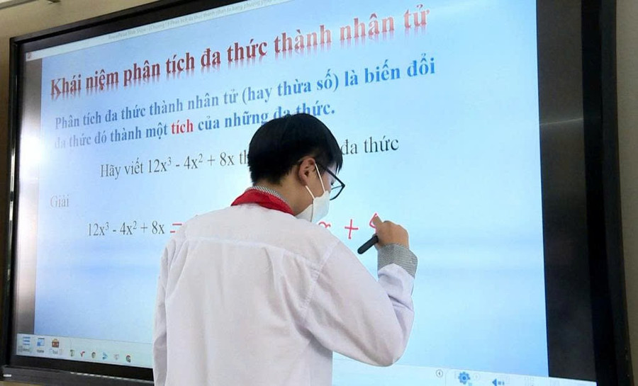 Học sinh chữa bài tập trên bảng thông minh. Ảnh: Hoàng Nga quang-ninh-2.jpg