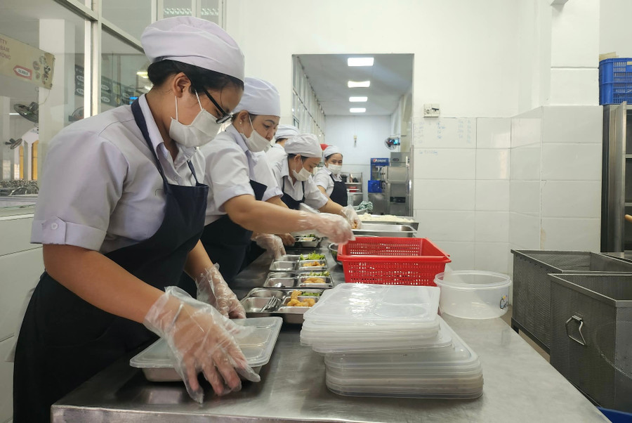 Nhân viên chuẩn bị bữa ăn bán trú cho học sinh Trường THPT Trưng Vương (TPHCM).